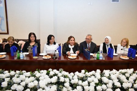 İcra başçısı qabaqcıl pedaqoqlarla görüşdü