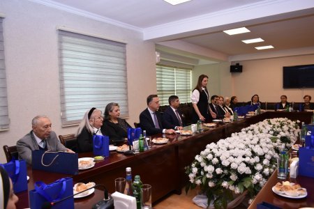 İcra başçısı qabaqcıl pedaqoqlarla görüşdü