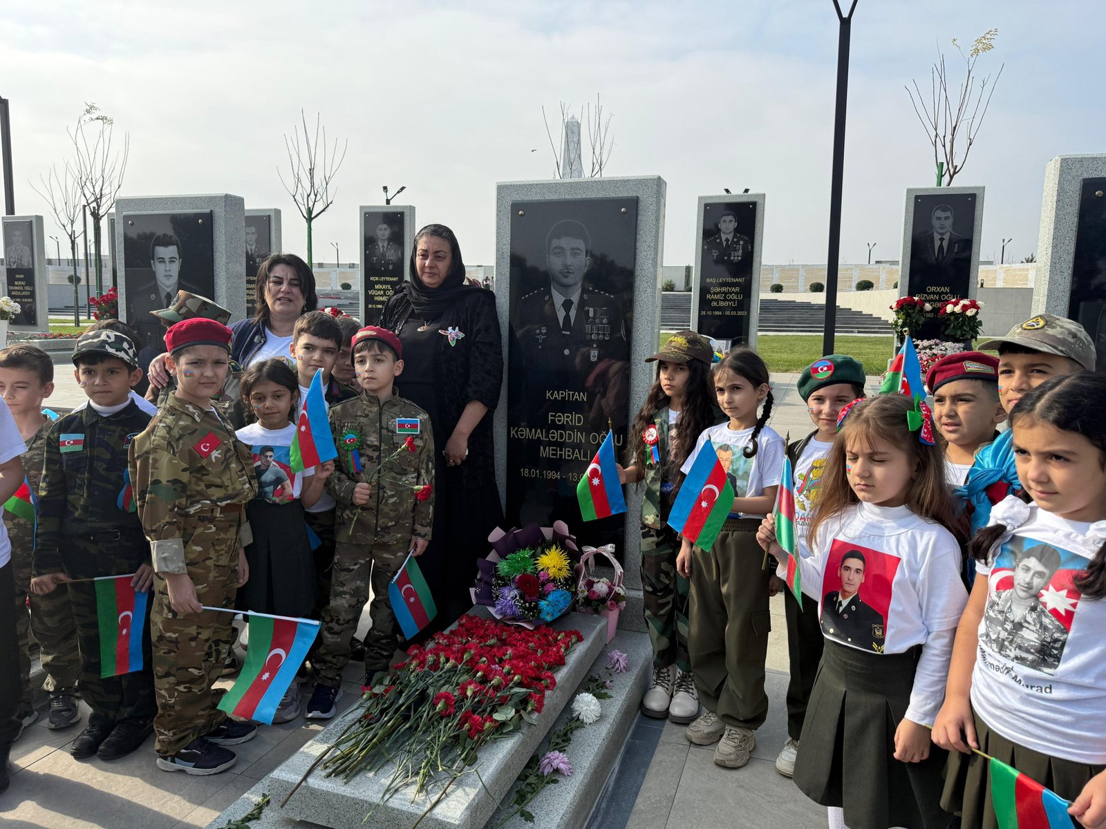 299 nömrəli məktəb-liseyin bir qrup şagirdi Şəhidlər xiyabanını ziyarət edib+FOTO