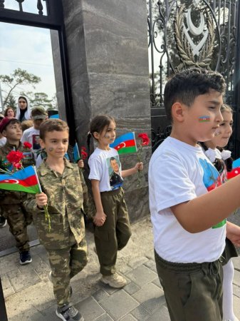 299 nömrəli məktəb-liseyin bir qrup şagirdi Şəhidlər xiyabanını ziyarət edib+FOTO