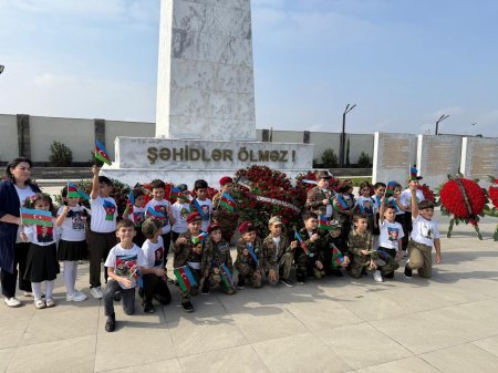 299 nömrəli məktəb-liseyin bir qrup şagirdi Şəhidlər xiyabanını ziyarət edib+FOTO