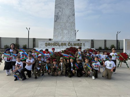299 nömrəli məktəb-liseyin bir qrup şagirdi Şəhidlər xiyabanını ziyarət edib+FOTO