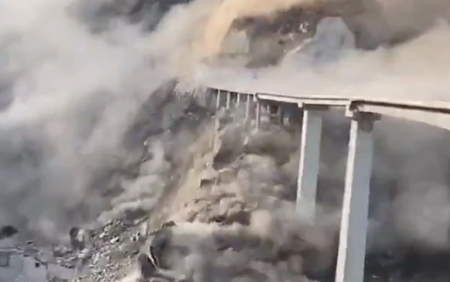 Çində yeni açılmış körpü uçdu