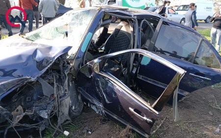 “Mercedes” dirəyə dəyib aşdı, sürücü yaralandı -