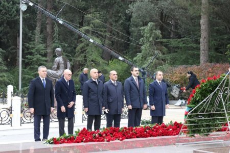 Elm və Təhsil Nazirliyinin kollektivi Fəxri xiyabanda Ulu öndərin məzarını ziyarət edib