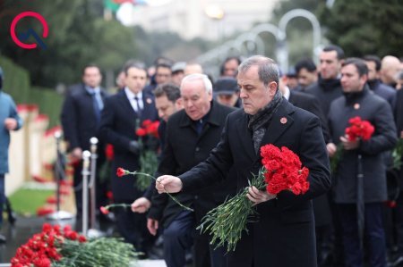 Rəsmi nümayəndələr Şəhidlər xiyabanında