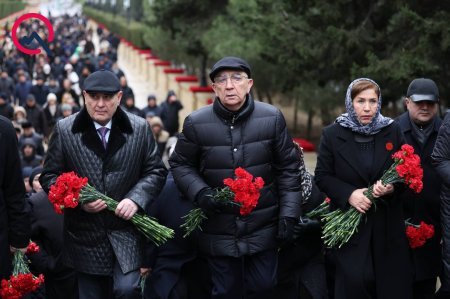 Rəsmi nümayəndələr Şəhidlər xiyabanında