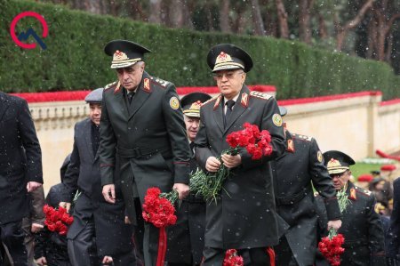 Rəsmi nümayəndələr Şəhidlər xiyabanında