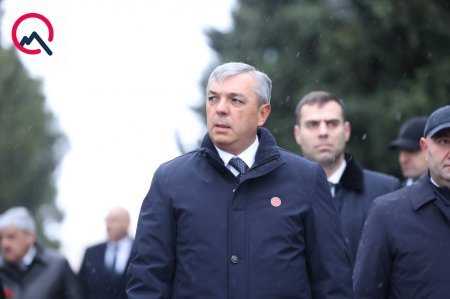 Rəsmi nümayəndələr Şəhidlər xiyabanında