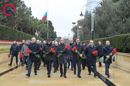 Rəsmi nümayəndələr Şəhidlər xiyabanında