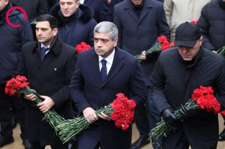 Rəsmi nümayəndələr Şəhidlər xiyabanında