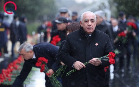 Rəsmi nümayəndələr Şəhidlər xiyabanında