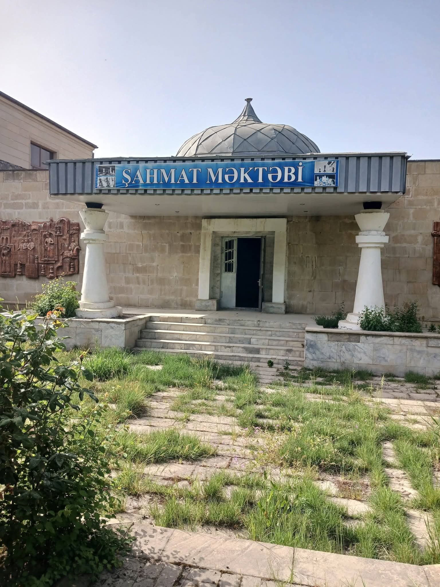 Şabranda Şahmat məktəbinin ərazisi satılıb, özünü isə viran qoyublar