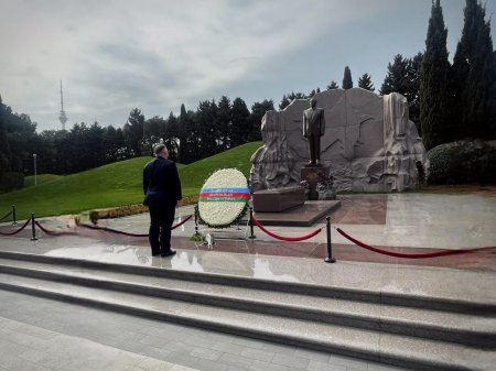 “Azturk Holding”in prezidenti Güləli Bağırov vyetnamlı iş adamları ilə Fəxri Xiyabanda Ümummilli Lideri yad edib.
