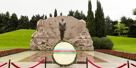 “Azturk Holding”in prezidenti Güləli Bağırov vyetnamlı iş adamları ilə Fəxri Xiyabanda Ümummilli Lideri yad edib.